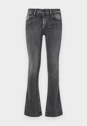 Szare dzwony w odcieniu spranego denimu, z pięcioma kieszeniami, szlufkami na pasek i zapięciem na zamek. Denim ma lekko chropowatą strukturę z akcentami w postaci stebnowania.