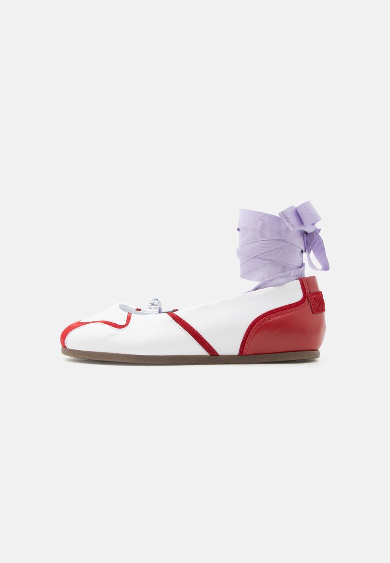 Chaussure de ballet plate blanche avec des accents rouges et des rubans lavande enroulés autour de la cheville, noués en un nœud, vue de profil sur fond blanc.
