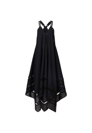 Fekete ujjatlan ruha széles pántokkal, V-nyakkivágással, laza, légies sziluettel és áttetsző csíkos betétekkel az aszimmetrikus szegély közelében.