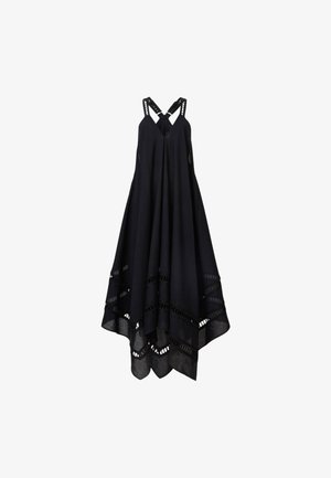 Fekete ujjatlan ruha széles pántokkal, V-nyakkivágással, laza, légies sziluettel és áttetsző csíkos betétekkel az aszimmetrikus szegély közelében.