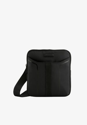 Sort nylon crossbody taske med lynlås, der har to forlommer og en central rem. Glat tekstur med minimalistisk design.