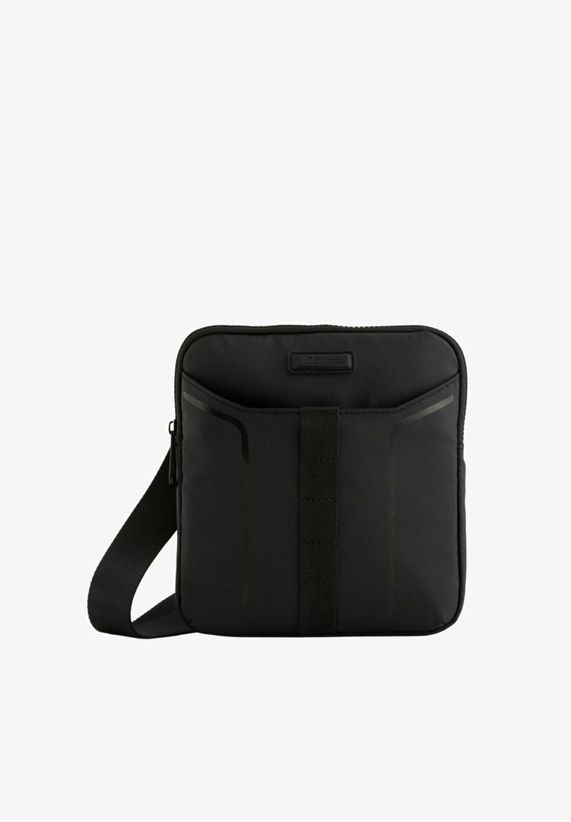 Sort skuldertaske med tekstureret stof, lynlås, forlommer og justerbar rem. Enkel rektangulær form med diskrete detaljer.