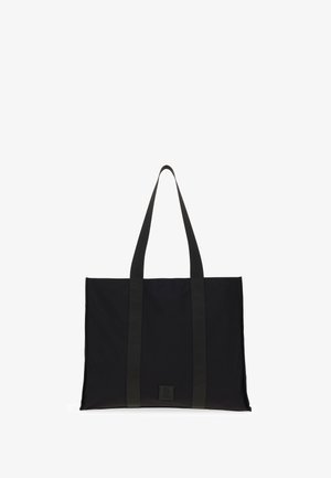 Črna torba iz trpežnega blaga, z dvema dolgima ročajema, ravno oblikovana, z teksturirano oznako na sprednji strani.