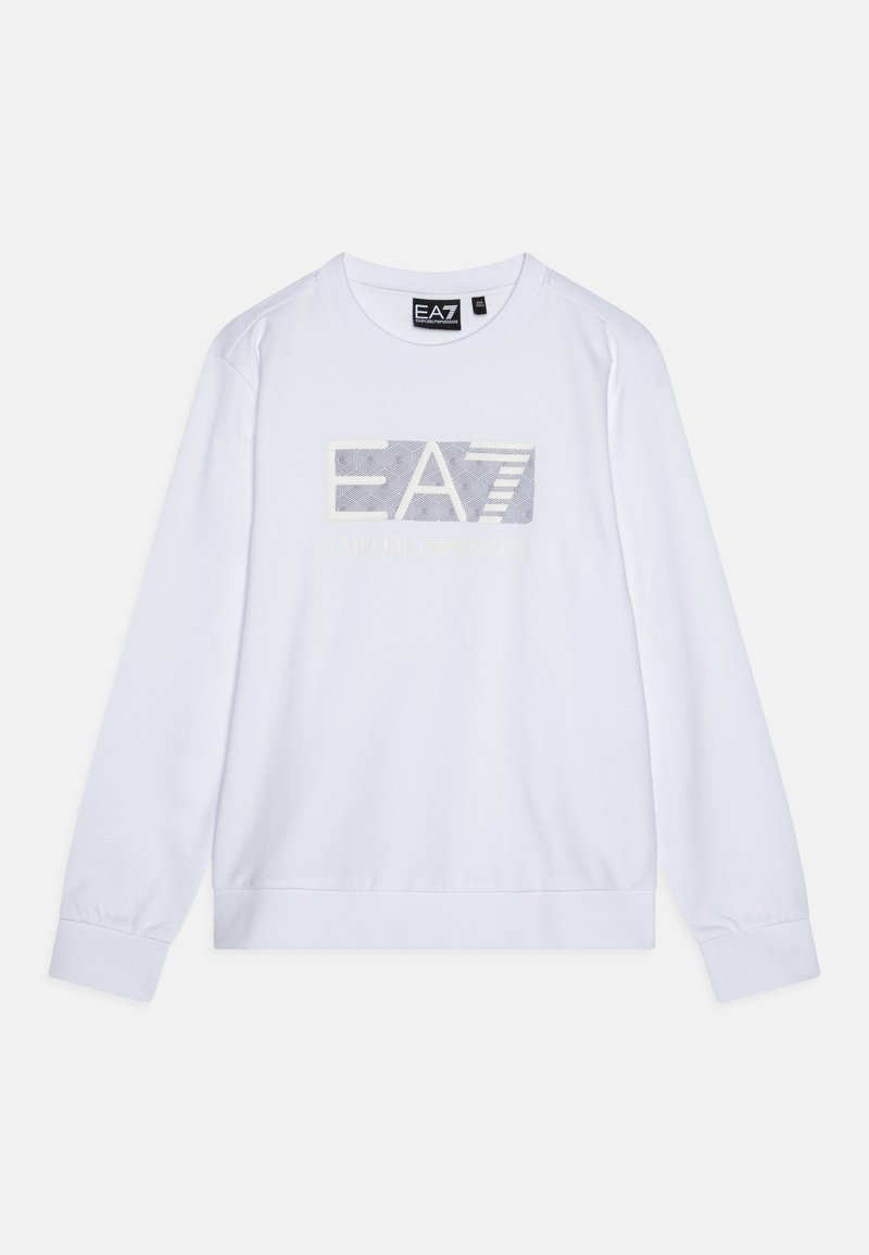 Sudadera blanca de manga larga con puños y dobladillo acanalados, con un diseño del logo metálico de EA7 en la parte frontal. Textura de tela suave.