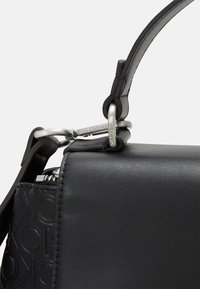 Calvin Klein MUST TOP HANDLE MONO - Handtas - black