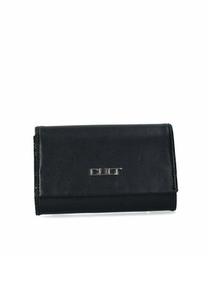 Portafoglio in pelle nera con una texture liscia, caratterizzato da un logo metallico sulla parte anteriore e da un design rettangolare elegante con bordi zip.