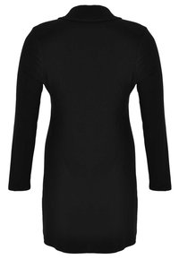 Schwarzes Langarmkleid mit Kragen, aus weichem Stoff gefertigt, mit gerader Silhouette und minimalistischem Design. Rückansicht gezeigt.