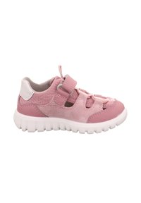 Baskets roses pour enfants avec semelle blanche, mesh respirant et daim, bride en velcro, et col de talon rembourré.