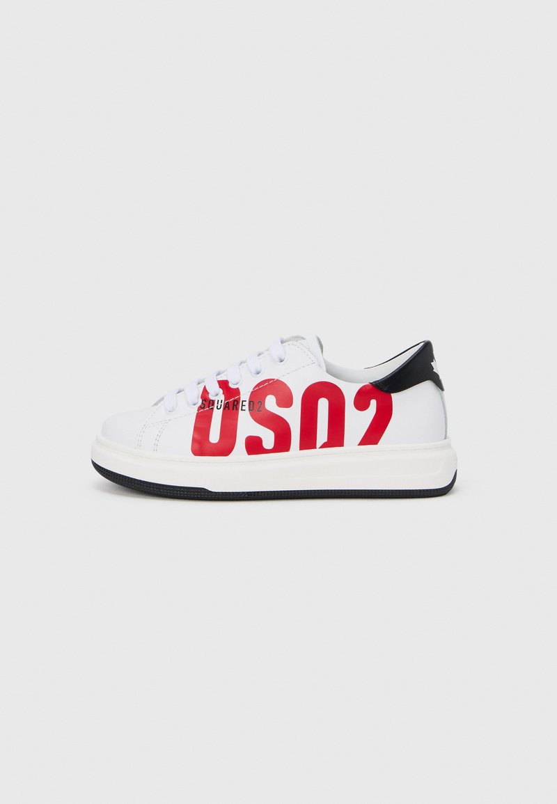 Baskets blanches avec une tige en cuir lisse, un logo rouge vif "US02", un accent noir au talon et une semelle en caoutchouc texturée.