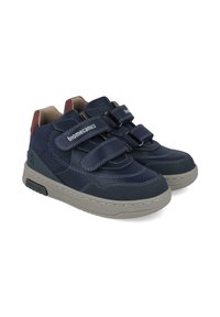 Zapatillas altas de color azul marino fabricadas en tejido y materiales sintéticos, con dos correas de Velcro, suela de goma gris y acentos rojos en contraste.