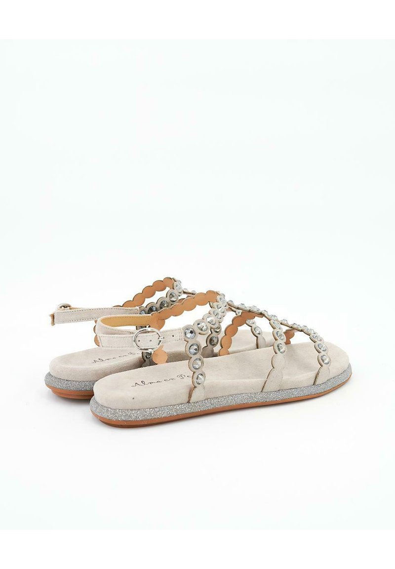 Sandalias de ante beige conAC, cinturones decorativos, hebilla ajustable y suela brillante. Diseño de punta abierta.