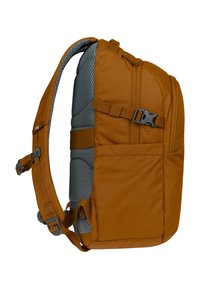 Zaino in tessuto marrone con accenti in rete grigia. Presenta spallacci regolabili, tasche laterali e hardware con fibbia. Forma rettangolare e design imbottito.