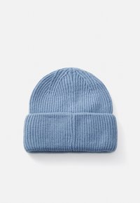 Berretto lavorato a maglia in azzurro chiaro, caratterizzato da una texture a costine e un bordo ripiegato. Il design presenta cuciture verticali sottili sulla corona.