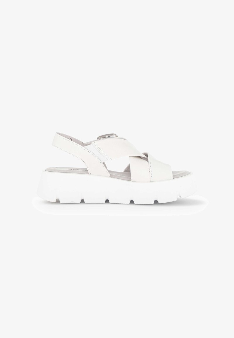 Sandalia blanca de plataforma con suela gruesa y tiras cruzadas anchas, con una correa trasera con hebilla ajustable.