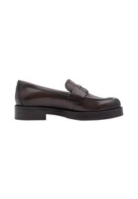 Mocassin penny en cuir marron foncé avec petit talon empilé et bout arrondi, vue latérale sur fond blanc.