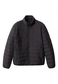 Giacca imbottita nera con colletto alto, caratterizzata da linee quiltate orizzontali, chiusura con zip frontale e tasche laterali. Materiale leggero.