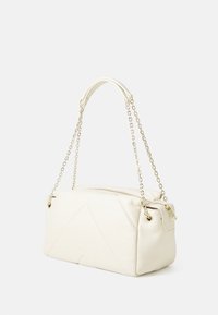 Borsa a tracolla in pelle bianca dalla forma rettangolare, con dettagli in catena dorata, chiusura a zip e cuciture geometriche sulla parte anteriore.