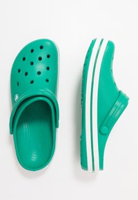 Crocs UNISEX - Tamancos - deep green/white