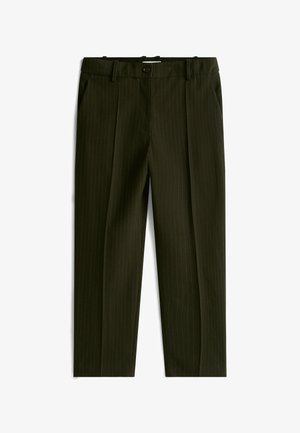 Donkergroene pinstripe op maat gemaakte broek met riemlussen, voor knoopsluiting en zijzakken, plat gelegd op een witte achtergrond.