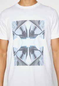 Selected Homme SLHMARIO O-NECK TEE - T-shirt estampada - bright white