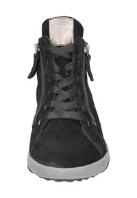 Zwarte suede sneaker met vetersluiting en ritssluiting, voorzien van een zilveren accenttag, gestructureerd oppervlak en een grijze rubberen zool.