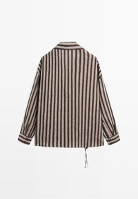Chemise à manches longues avec des rayures verticales marron et beige, poignets boutonnés et col, vue de dos.
