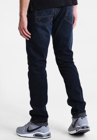 Wrangler SBORO - Calças de ganga de perna direita - el camino