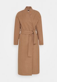 Cappotto in lana beige cammello lungo, con cintura, colletto avvolgente e maniche lunghe su sfondo bianco.
