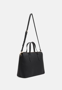 Borsa tote sintetica nera con doppi manici superiori e tracolla removibile. Presenta una superficie liscia e dettagli in ottone dorato.