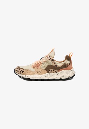 Zapatillas con una combinación de colores crema, rosa y marrón; patrón moteado; acentos de ante texturizado; suela gruesa y moteada; diseño de cordones.