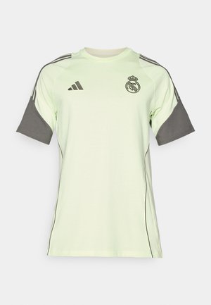 Lichtgroen t-shirt met korte mouwen, voorzien van grijze accenten, een zwart logo en strepen. Gemaakt van ademend materiaal, ontworpen voor sportkleding.