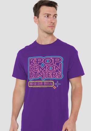 NETFLIX, KPOP DEMON HUNTERS GLOWING LIGHTS LOGO - Print T-shirt - purple