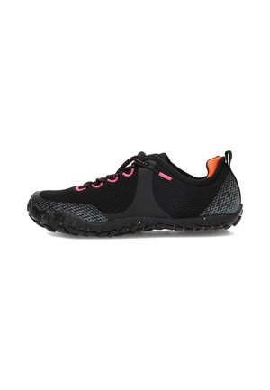 Zapatilla negra ligera con cordones rosas, forro interior naranja y suela texturizada diseñada para uso al aire libre o activo.
