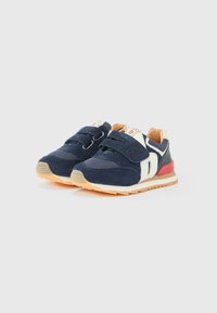 Αθλητικά παπούτσια σε ναυτικό μπλε χρώμα με λουράκια βέλκρο, σουέντ και διχτυωτό υλικό, ανοιχτόχρωμες λεπτομέρειες και καουτσούκ σόλα με κόκκινη φτέρνα.