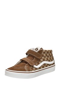 Bruin en beige geblokte high-top sneaker met witte zool, twee bruine klittenbandsluitingen en witte zijstreep.
