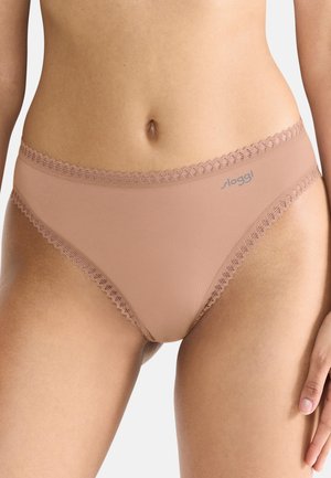Beige bikini-bund med delikat blonderkant, blødt elastisk stof, standard talje og diskret logo langs taljebåndet.