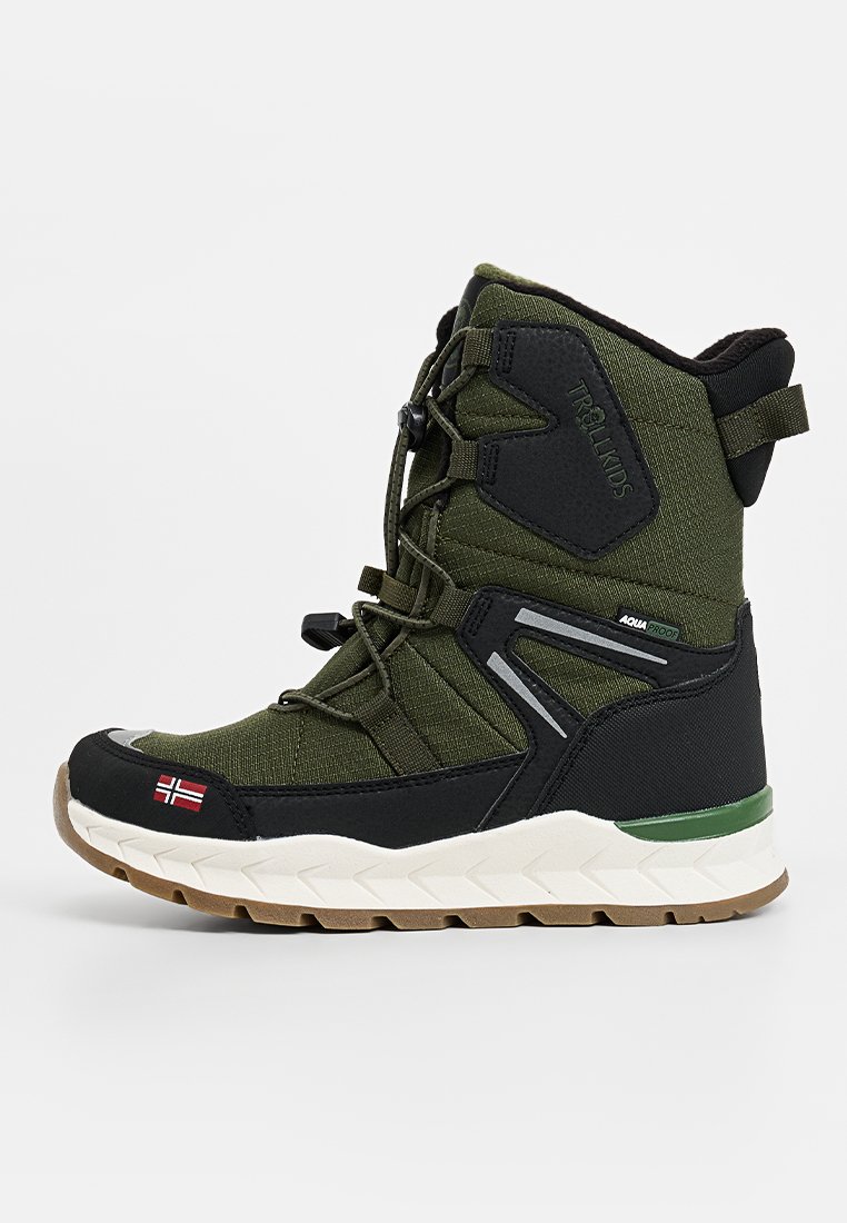 Grüne und schwarze Stiefel bis zur Mitte der Wade mit strukturiertem Stoff und glatten Akzenten. Verfügt über ein Schnürsystem, ein wasserabweisendes Etikett und eine gemusterte Sohle.