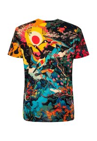 Camiseta de manga corta con un gráfico vibrante y multicolor que presenta grúas, flores y un sol sobre un fondo negro. Tela suave, ajuste relajado.
