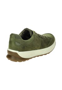 Sneaker verde in suede con intersuola bianca e suola in gomma marrone. Presenta punta arrotondata, design con lacci e dettagli perforati sui lati.