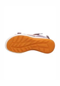Podešev boty má texturovanou oranžovou gumovou spodní část s bílým okrajem. Design obsahuje drážky pro lepší úchop a oporu.