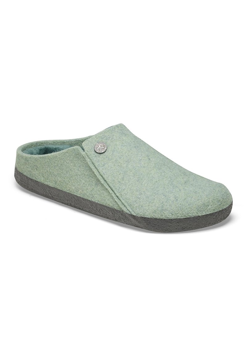 Filzpantoffel in Hellgrün mit einem schlichten Design, das eine gebogene Form, eine graue Gummisohle und einen metallischen Akzent an der Seite aufweist.