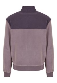 Chaqueta de forro polar en tonos malva, con cuello alto, mangas largas y puños de punto. Textura suave con un diseño de bloques de color.