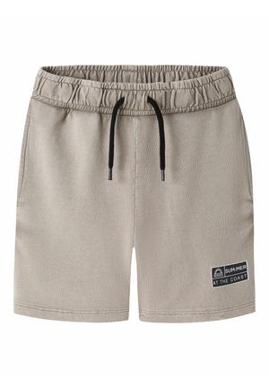 Lysegrå afslappede shorts med elastisk talje, sorte snore, sidelommer og et "SUM.MER AT THE COAST" patch på højre ben.
