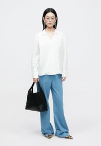 CLOSED ASYMMETRIC SHIRT - Blusa com botões - white