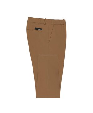 Pantalons marron en tissu lisse, dotés d'une taille élastique, d'une poche arrière avec une étiquette noire et d'une coupe droite.