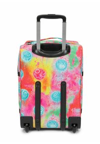 Maleta rígida con un diseño abstracto de graffiti multicolor. Incluye un mango retráctil, cuatro ruedas y detalles gráficos en relieve.