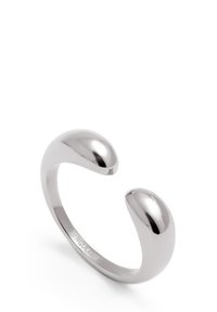 Silberfarbiger Metallring mit offenen Enden, glatter Oberfläche und minimalistischem Design. Gravurdetails auf dem inneren Band.