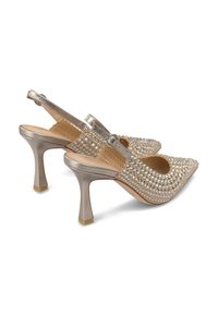 Scarpe slingback con tacco in oro metallizzato, con punta appuntita, decorate con strass trasparenti e un tacco elegante e testurizzato.