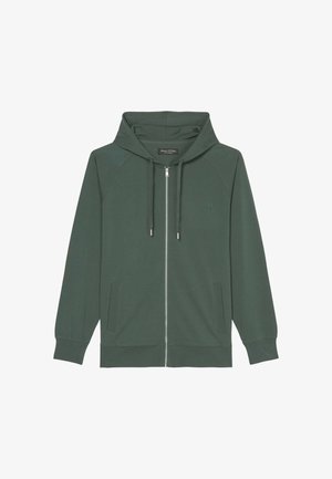 Sudadera con capucha y cremallera en verde oscuro, hecha de tela suave. Cuenta con mangas raglán, dos bolsillos frontales y un pequeño logo en relieve.