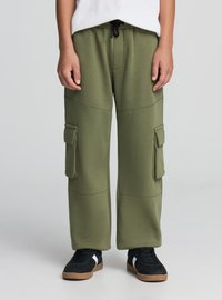 Oliwkowo-zielone spodnie cargo z talią na sznurek, szerokimi nogawkami i dwiema bocznymi kieszeniami. Wykonane z miękkiej, elastycznej tkaniny o gładkiej fakturze.